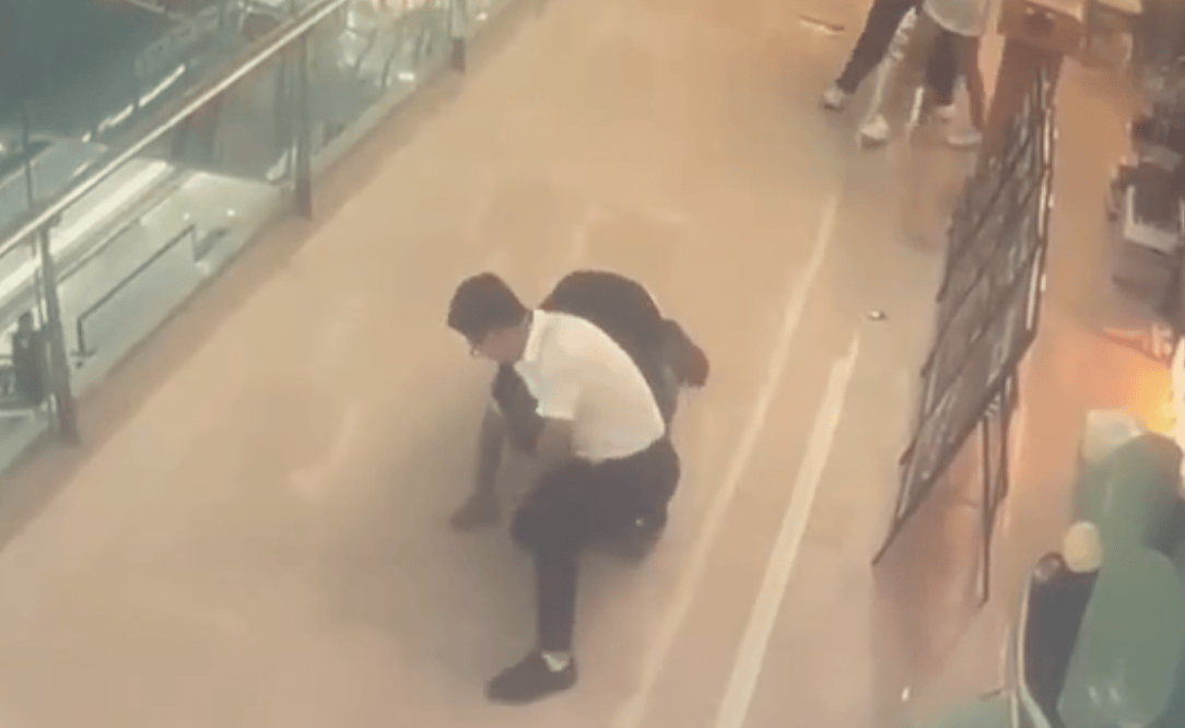 正版皇冠信用网_襄阳女店员迎客时疑被路过男子伸手性骚扰正版皇冠信用网，店长冲出第一时间制服，当地：男子已被行拘