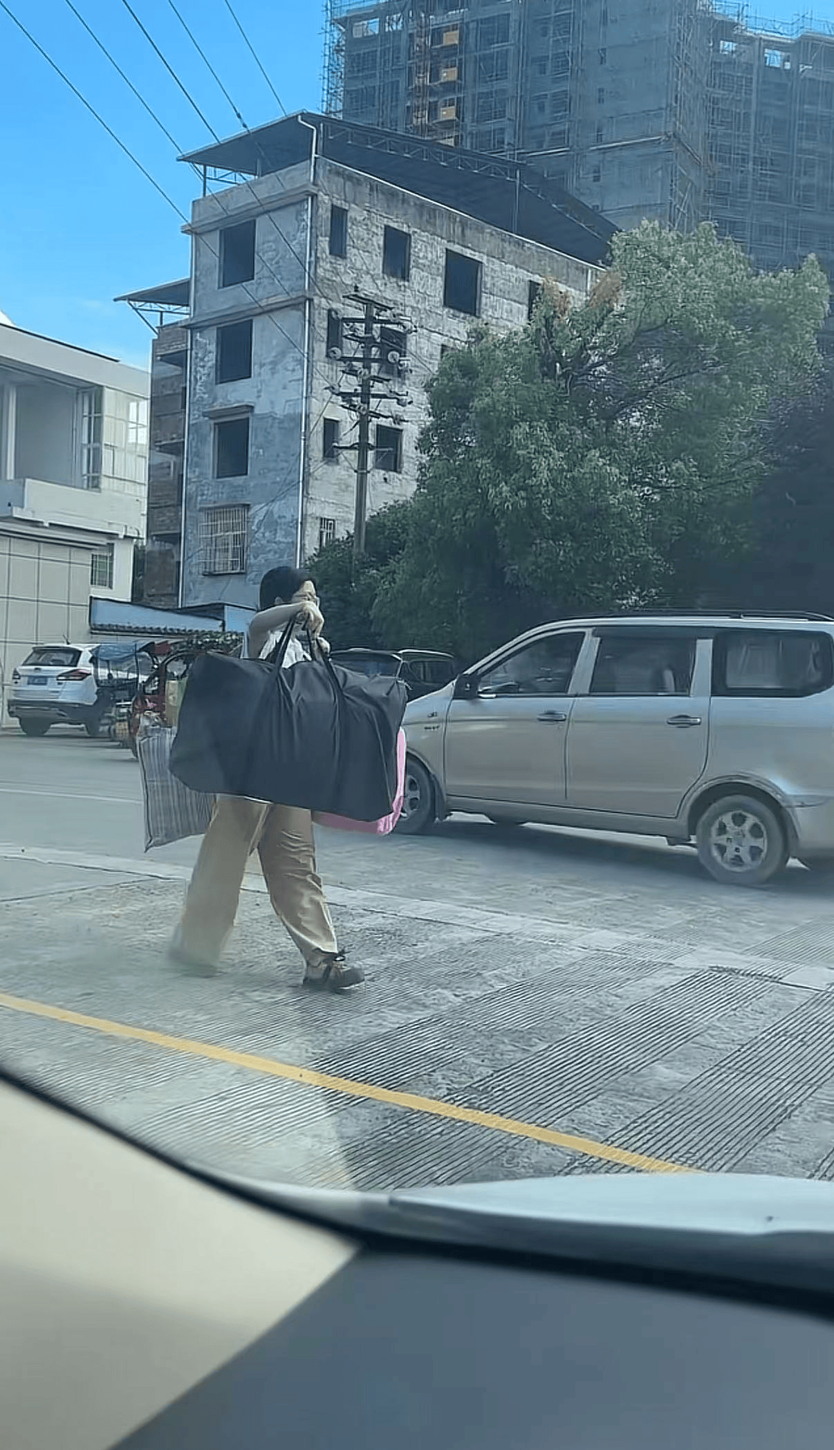 世界杯外围赛_广西一女生高考结束后独自挑行李回家感动全网世界杯外围赛，学校：她很朴实，老师们评价都很高