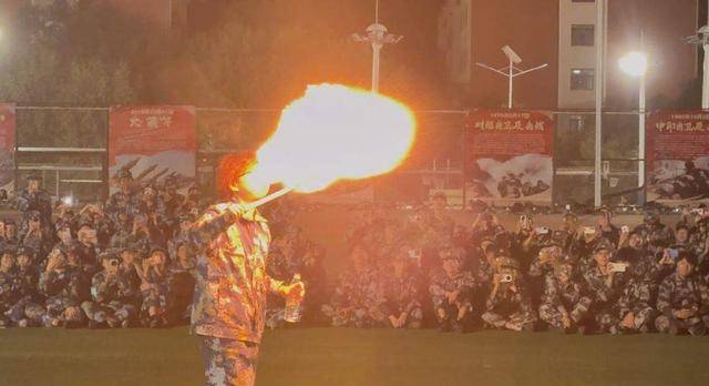 英格兰挑战杯外围赛_兰州大学军训期间大一女生表演川剧吐火英格兰挑战杯外围赛,校方:学生来自东北,因个人爱好自学