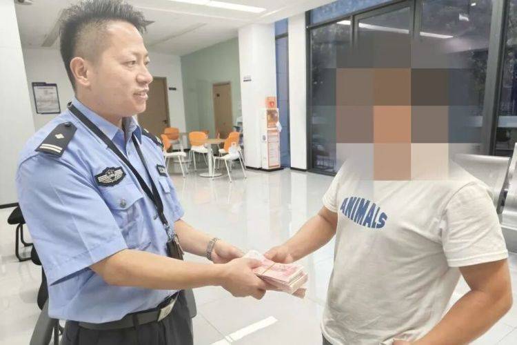 埃及超级联赛_路边发现可疑包裹埃及超级联赛，一男子鬼鬼祟祟……民警打开后惊呆了