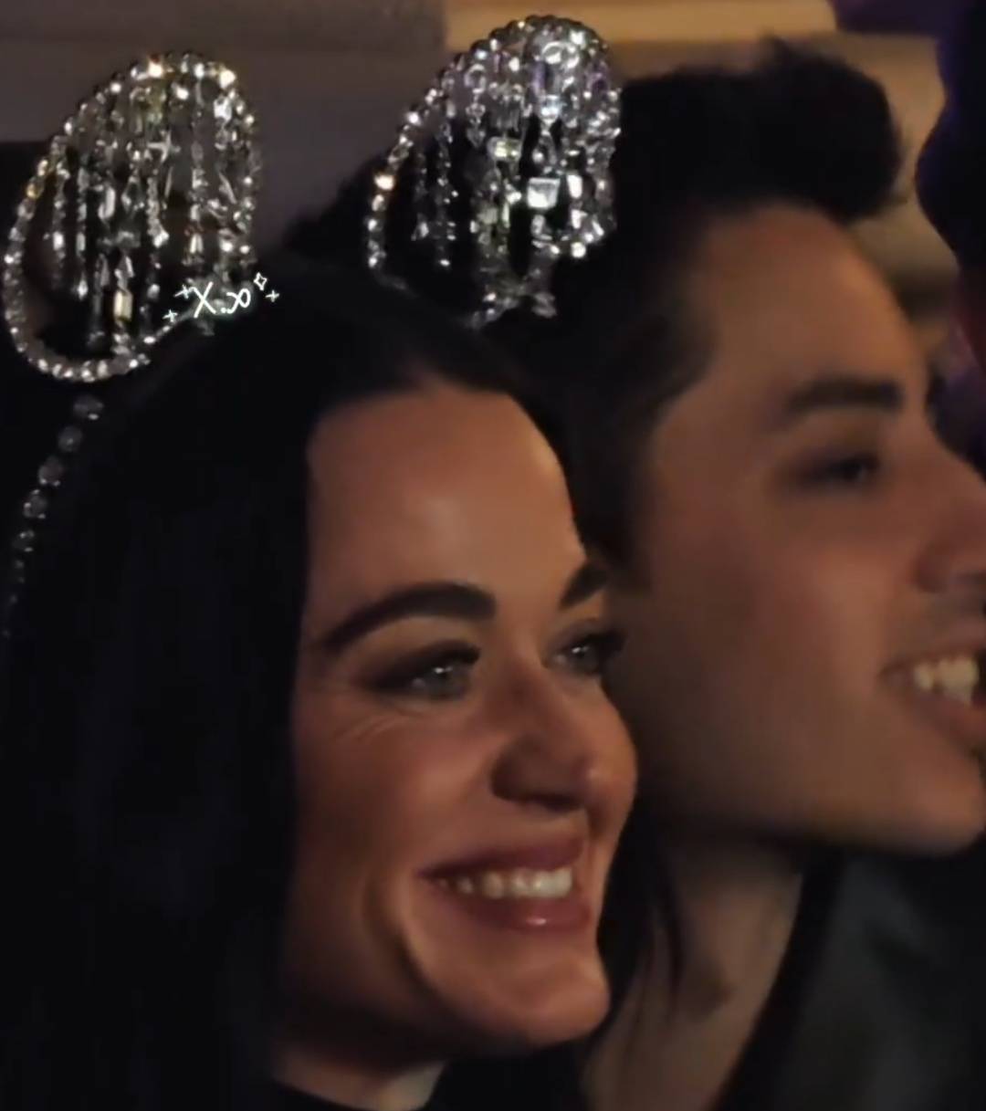 皇冠信用網怎么开通
_知名女歌手在上海迪士尼被偶遇皇冠信用網怎么开通
，见证求婚！“一时不知道谁更幸福”