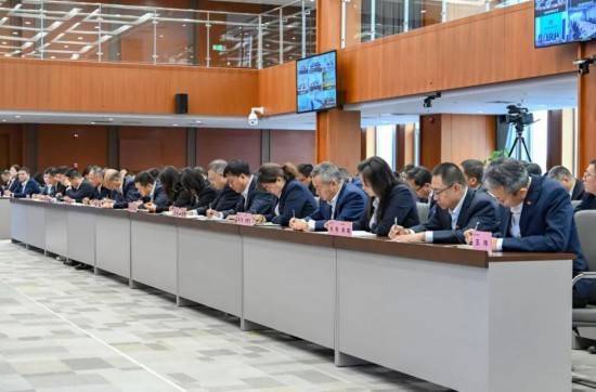 皇冠代理登入_亚泰集团召开“传达11月25日胡玉亭省长到亚泰集团调研座谈讲话精神暨部署落实相关工作会议”