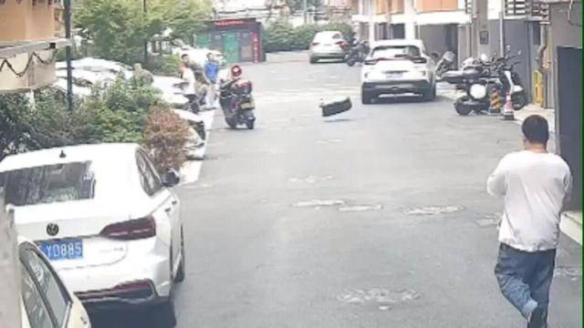 皇冠信用网怎么开户_砰！浙江女子刚坐进车里皇冠信用网怎么开户，一把菜刀砸在眼前，随后剪刀又飞来