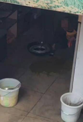 皇冠信用網登3代理_小吃店老人将地面油污收回锅内皇冠信用網登3代理，老板道歉“做得太错了”，市监局责令停业整顿