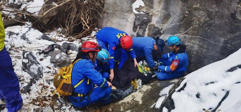 皇冠登3管理出租_一女子攀爬北京野山皇冠登3管理出租，滑坠8米高断崖
