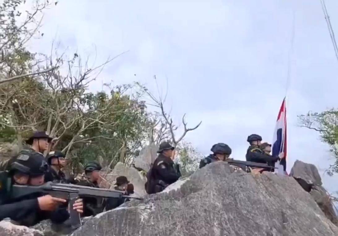 正版皇冠信用网代理_不给洪森父子拼命正版皇冠信用网代理，柬军跑了：泰国缴获中械摆一地，越南武器参战