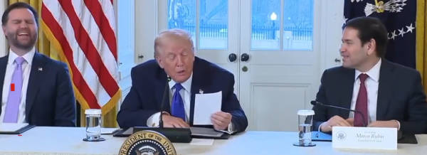 皇冠信用网_特朗普直接把纸条内容念出来了皇冠信用网，鲁比奥快“碎”了…