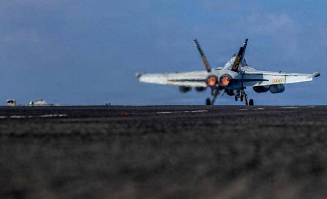 皇冠代理登1租用_不等中俄驰援皇冠代理登1租用，伊斯兰革命卫队动手，6艘快艇围捕美国油轮，美军击落伊朗无人机