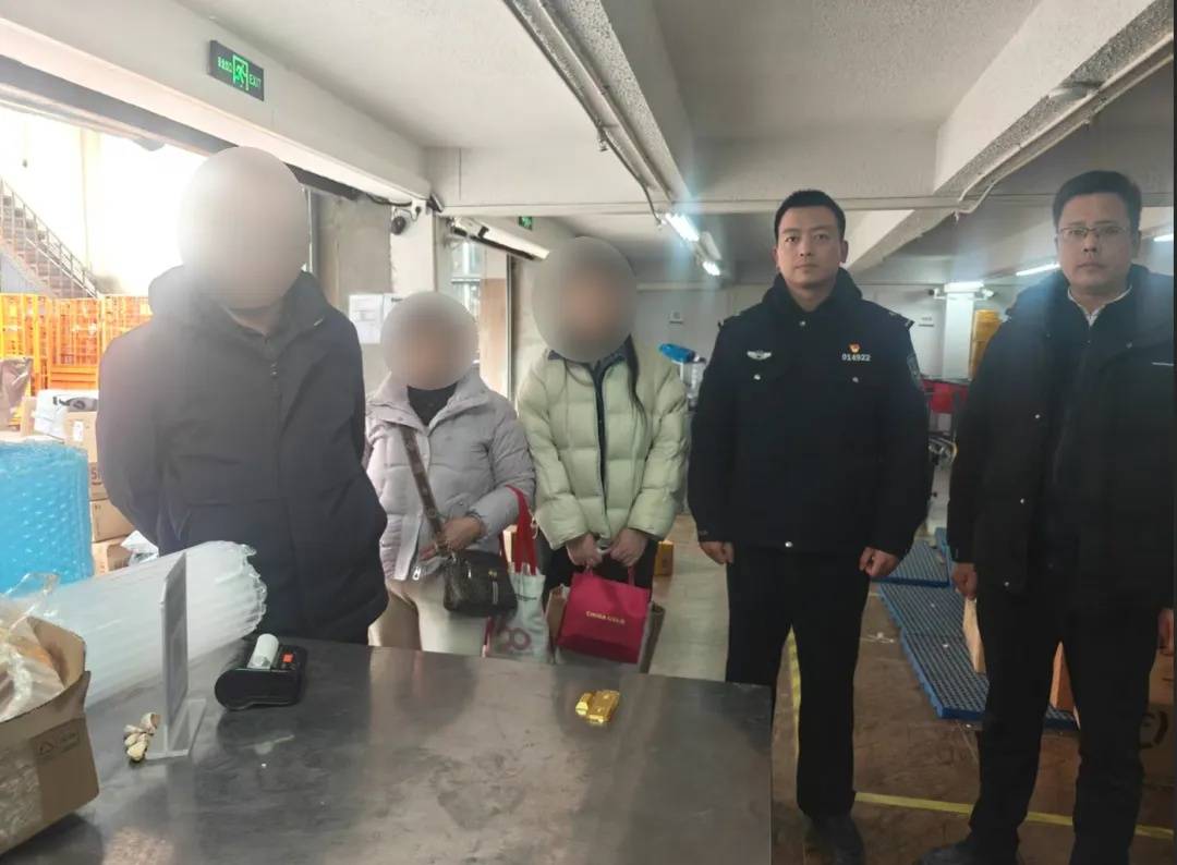 皇冠信用网登123出租_南京警方在豆瓣酱里挖呀挖呀挖皇冠信用网登123出租,挖出200克黄金!挽回疑遭电诈市民近30万损失