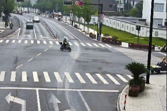 皇冠信用盘最新地址
_北京街头一轿车90km/h抢黄灯皇冠信用盘最新地址
,撞飞闯红灯的电动自行车,致一人死亡!检察机关提起公诉