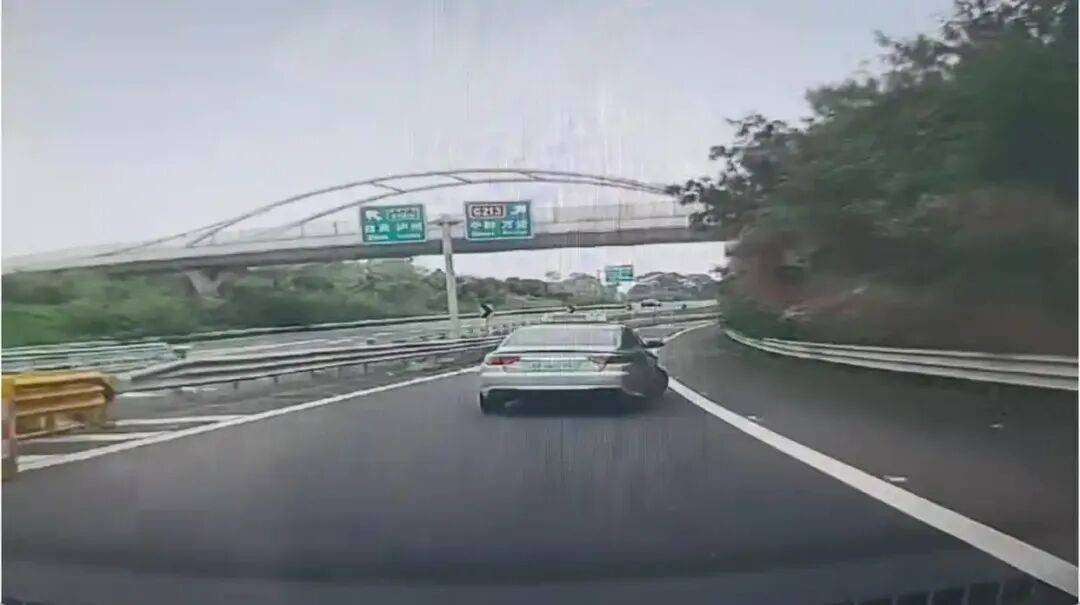 皇冠信用网最新地址_成都绕城高速匝道上一出租车倒车被后车拍下皇冠信用网最新地址,网友纷纷@成都交警;交警:高速倒车是违法行为,扣12分