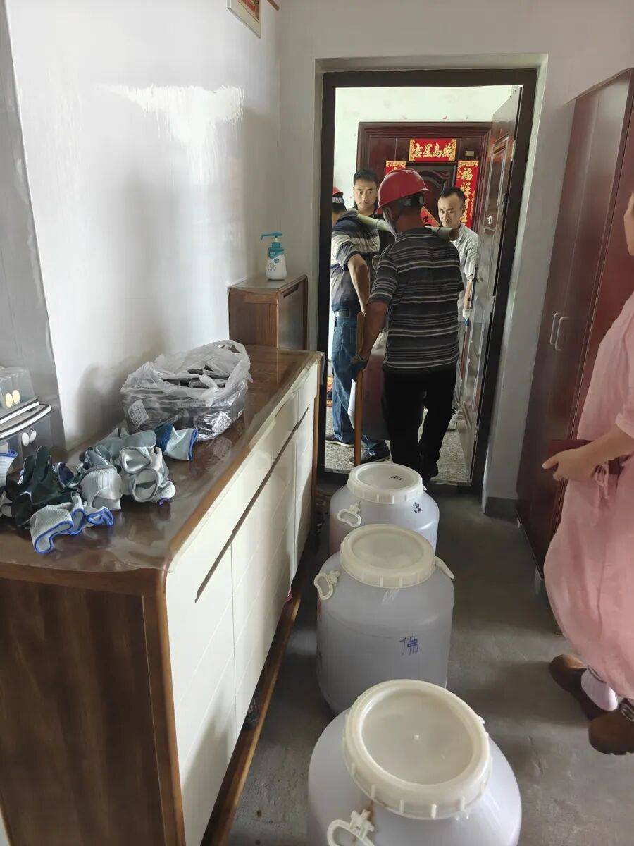 皇冠足球平台代理申请_上海一女子沉迷自制酵素12年皇冠足球平台代理申请,75公斤一桶堆满屋,邻居慌了:楼板扛得住吗?