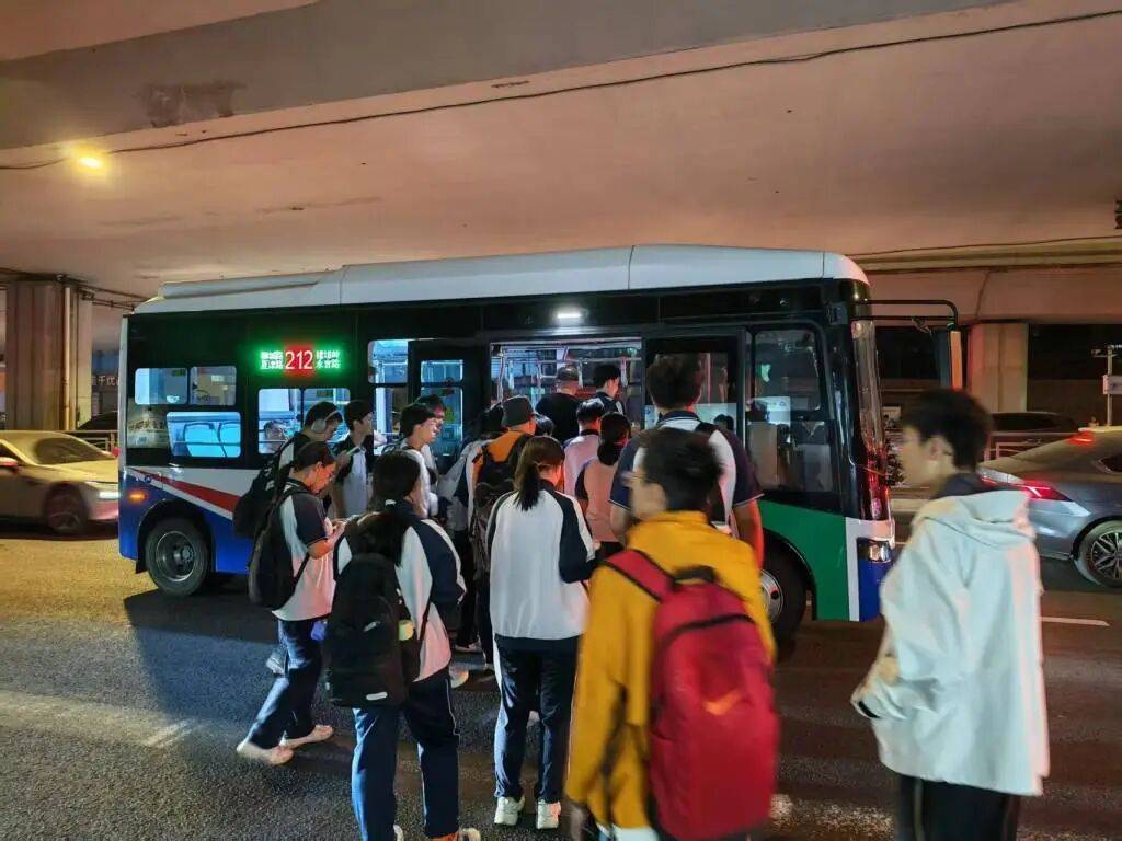 皇冠足球盘口_青岛一高中生晚自习放学后皇冠足球盘口，因10分钟时间之差正好与末班车擦肩而过；家长：学校晚自习早放学10分钟或公交末班车延时10分钟都能赶上……